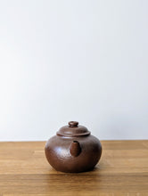 Load image into Gallery viewer, AYT_buttonteapot_Quynh_spout