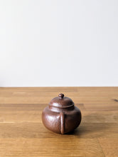 Load image into Gallery viewer, petite_teapot_quynh_handle_front