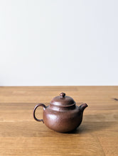 Load image into Gallery viewer, petite_teapot_quynh_left