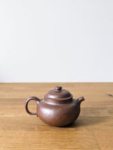 Load image into Gallery viewer, Squash_Var2_teapot_Quynh_left
